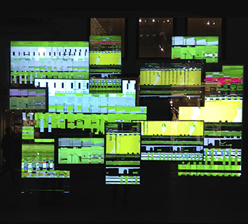 TECHNOLOGY AND ART: LARGE FORMAT VIDEOWALL IN SHOP WINDOW AT PRECIADOS